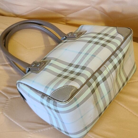 💯 Authentic Burberry Handbag 🍀 - Picture 6 of 13